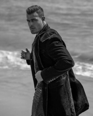 Sam Asghari Instagram - Forward & upward 🏃🏽
Photo: @jackguyphotography 
Styled: @johnvarvatos & @malibukrista