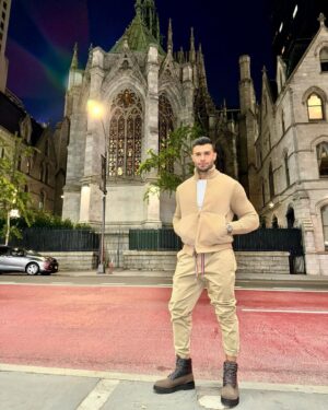 Sam Asghari Instagram - A lot of walking, lots of pizza, and a lot of "watch where yo goinnnn" 🚖🗽🍎 @hypebeast X @tourneau event.
Styled: @philvalles @moncler