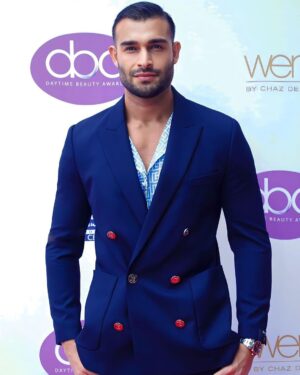 Sam Asghari Instagram - Me & Holly matching outfits on the red carpet at the @hollywoodbeautyawards 
I love @hwac animal center where humans help animals & animals help people. 
📸 @paulistamonalisa_
Styled by: @jamesgatsby & @balmain
