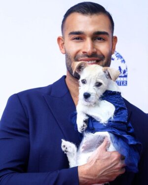 Sam Asghari Instagram - Me & Holly matching outfits on the red carpet at the @hollywoodbeautyawards 
I love @hwac animal center where humans help animals & animals help people. 
📸 @paulistamonalisa_
Styled by: @jamesgatsby & @balmain