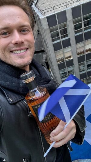 Sam Heughan Instagram - 🏴󠁧󠁢󠁳󠁣󠁴󠁿Happy St Andrews Day🏴󠁧󠁢󠁳󠁣󠁴󠁿

Stay warm this holiday season!
@sassenachspirits available 🇬🇧 🇺🇸