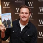 Sam Heughan Instagram - Thanks to everyone who braved the dreich Scottish weather to come visit @waterstonesgla !🙌 Signed a bunch of “Clanlands in New Zealand”. Also a huge thank you to the brilliant staff for making us so welcome. Lovely to meet you all and a very Merry Xmas!xxx