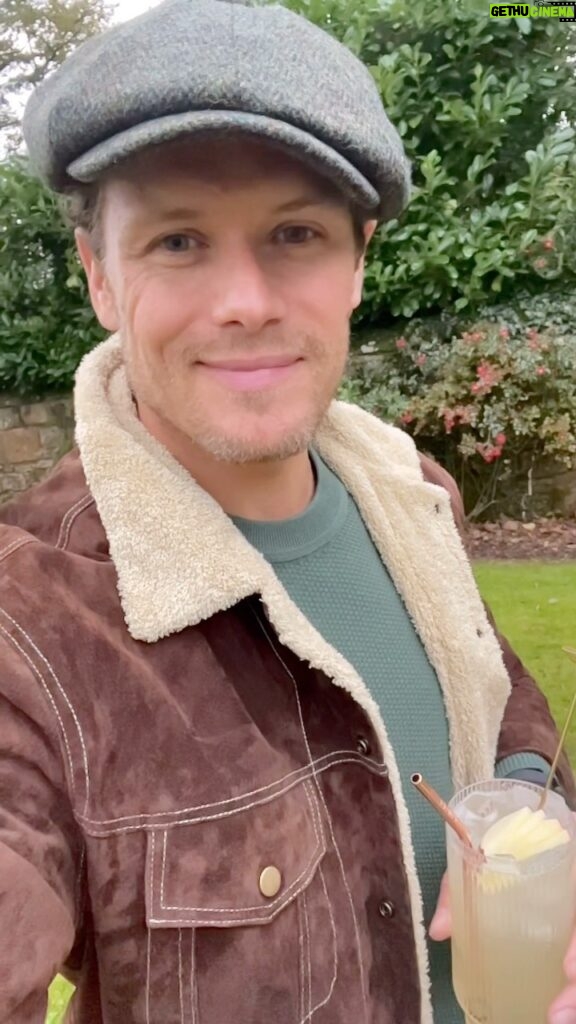 Sam Heughan Instagram - “Sam’s Sassenach Spiced Apple Gin Fizz” 🍁 🍂 All the leaves are brown (and don’t make the best garnish) but here’s what you’ll need: 1.5oz Sassenach Wild Scottish Gin 0.5oz Pear Brandy/Ginger liqueur 0.5oz lemon juice 1.0oz Honey Shake, strain and top with Cider. Garnish with apple slice and grated cinnamon… Or just a bunch of leaves. SLAINTE!x @sassenachspirits