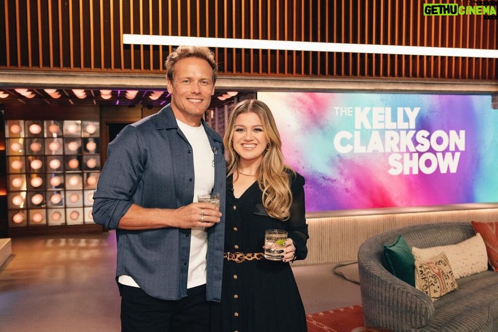 Sam Heughan Instagram - So excited to be part of the @kellyclarksonshow tomorrow! The perfect host, we talk Clanlands, @sassenachspirits and much more… Make sure you tune in! 🙌😘