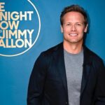 Sam Heughan Instagram - So good to see the brilliant @jimmyfallon and make him a very “unique” cocktail…. The “Ginny Fallon”😳 We talk the new Clanlands book and our award winning Wild Scottish Gin. Tonight @fallontonight ! @sassenachspirits @radarbooks 📸 @toddowyoung 👕 @mrmontyjackson 💄 @melissa.dezarate