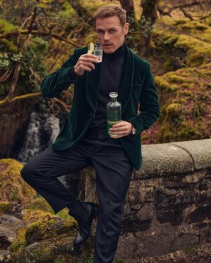 Sam Heughan Instagram - Wishing you all a Merry Xmas and happy holidays!

Hope you’re treating yourself to something delicious…
🍸🍏🎄

@sassenachspirits