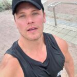 Sam Heughan Instagram - Oh “Hi Bondi”!!! 🇦🇺 Excited to meet everyone tomorrow and Saturday in Sydney! Or join myself and the sunburnt gang in Melbourne Sunday. Tickets available @thehubsteria
