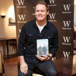 Sam Heughan Instagram - Thanks to everyone who braved the dreich Scottish weather to come visit @waterstonesgla !🙌 Signed a bunch of “Clanlands in New Zealand”. Also a huge thank you to the brilliant staff for making us so welcome. Lovely to meet you all and a very Merry Xmas!xxx