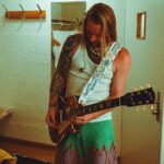 Sam Ryder Instagram - Pls don’t zoom up my shorts 🔭 big weekend in Switzerland for @starsintown & @heitereopenair absolute bonkers 🤯🇨🇭 So lovely to round it off back home for @heritageliveconcerts too. Felt like a massive hug 🙏 Love ya tons, dreamers 👊