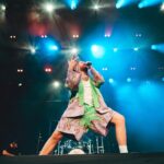 Sam Ryder Instagram - Pls don’t zoom up my shorts 🔭 big weekend in Switzerland for @starsintown & @heitereopenair absolute bonkers 🤯🇨🇭 So lovely to round it off back home for @heritageliveconcerts too. Felt like a massive hug 🙏 Love ya tons, dreamers 👊