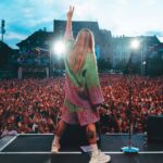 Sam Ryder Instagram - Pls don’t zoom up my shorts 🔭 big weekend in Switzerland for @starsintown & @heitereopenair absolute bonkers 🤯🇨🇭 So lovely to round it off back home for @heritageliveconcerts too. Felt like a massive hug 🙏 Love ya tons, dreamers 👊