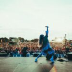 Sam Ryder Instagram - Pls don’t zoom up my shorts 🔭 big weekend in Switzerland for @starsintown & @heitereopenair absolute bonkers 🤯🇨🇭 So lovely to round it off back home for @heritageliveconcerts too. Felt like a massive hug 🙏 Love ya tons, dreamers 👊