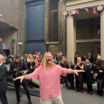 Sam Ryder Instagram - Impromptu stage door singalong 📸👀🎤 Big up @somevoicessing for joining us for this one! 💛 Ps - JOIN ME ON IG LIVE RIGHT NOWWW ⚡️