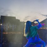 Sam Ryder Instagram - Pls don’t zoom up my shorts 🔭 big weekend in Switzerland for @starsintown & @heitereopenair absolute bonkers 🤯🇨🇭 So lovely to round it off back home for @heritageliveconcerts too. Felt like a massive hug 🙏 Love ya tons, dreamers 👊