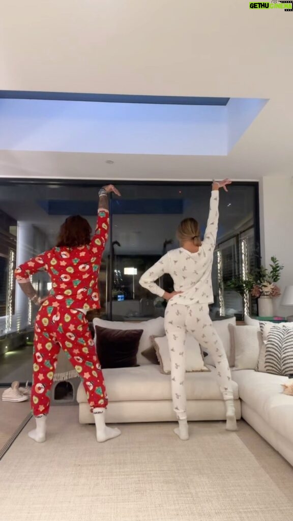 Sam Thompson Instagram - Who’s ready to watch the show tonight?! 🤣 Thinking about how proud Sam would be knowing I managed to force Pete into doing a dance with me wearing my PJ’s 🤣😭 Pete really thought he was gonna catch a break LOOOL #teamSam #imaceleb