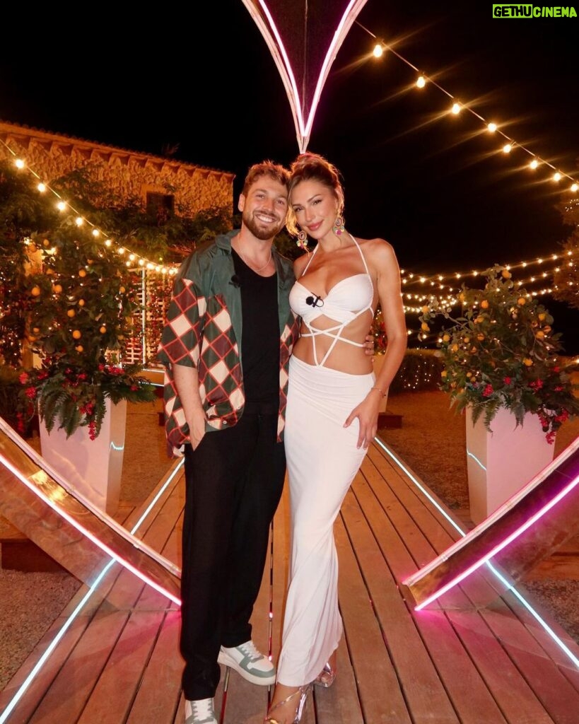 Sam Thompson Instagram - What an awesome evening last night for the final Love island Aftersun. To have @zara_mcdermott there at the place that started her journey and for her to see me working on it was so cool! how beautiful does she look 🥹❤️