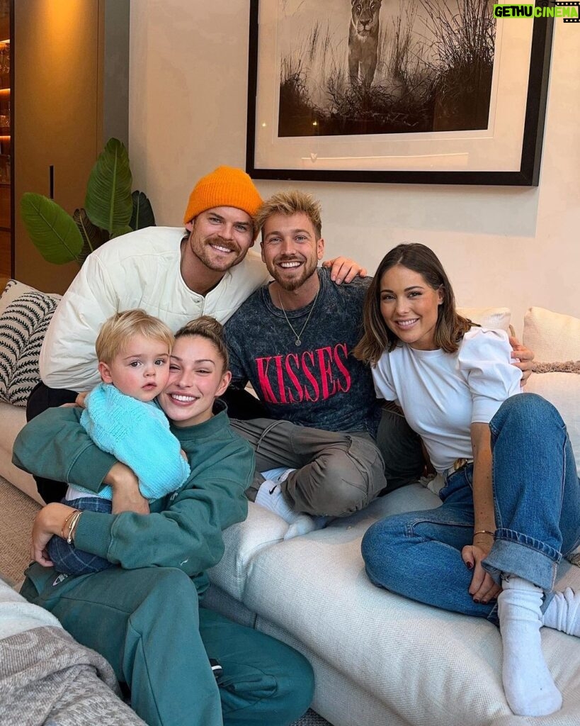 Sam Thompson Instagram - My family 🥹❤️ @ryan.libbey @louise.thompson @zara_mcdermott