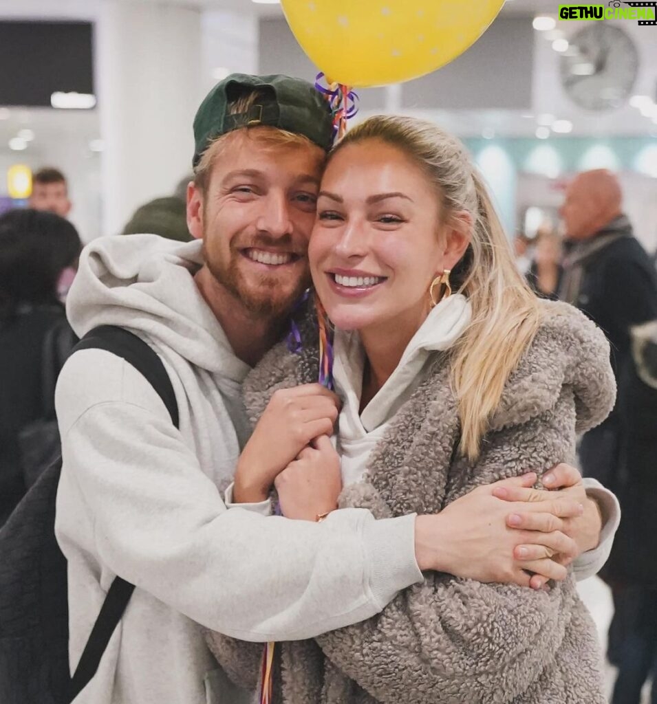 Sam Thompson Instagram - She brought balloons 😂🥹 Reunited with the love of my life. What a trip, what a lucky guy I am 🥹❤️❤️❤️ spot an awkward Pete 😂