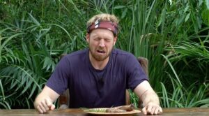 Sam Thompson Instagram - Not the nicest camel toe I’ve ever tasted… 🤢🤮 #imaceleb