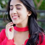 Sameeksha Sud Instagram - Meri mom ko ab koi tension lene ki zarurat nahi kyuki mere pass hai @dotandkey.skincare Strawberry SPF 50 Sunscreen Stick. Bas remove karo, Roll karo aur use karo. Aur yeh Makeup ko kharab bhi nahi karta hai. Ab har afternoon karo plans with Dot&Key. Use code SUD10 for a discount! #Dot&KeySunscreenStick #ReadyForAnySunnyOuting#ad