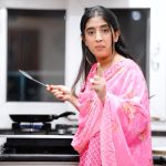 Sameeksha Sud Instagram - Ye baat toh mumma ne kaafi sahi kahi! Onion & Curry Leaves baalo ke liye vardaan hi hai. Ab mere hi baal dekho na. Thanks to @keshkingofficial Organic Onion with Curry leaves oil and shampoo, hairfall hua khatam aur mere baal baney silky-smooth aur chamakdar. Toh jaldi se Keshking ki profile pe jaao aur link pe click karo, and don’t forget to use my code - *SAMEEKSHA40OFF* to get an additional 40% off, kyunki #JodiDumdaarBaalShandar. #KeshKingSeBehtarBaal #HairfallFreeHair ✨💁‍♀️🧅🌿”