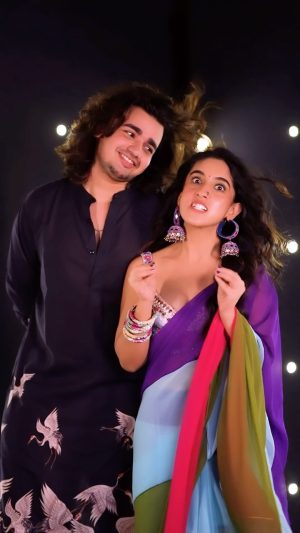 Sameeksha Sud Instagram - Chipke cello tape jaisa… 😂 

#rockyandranikipremkahani #jhumka
