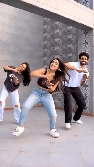Sameeksha Sud Instagram - Bhoola baba de de 💸💸
@noor_afshan20 @premvats 
#dancereels #trending