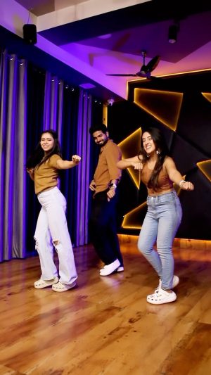 Sameeksha Sud Instagram - Jabh aise chikne cehre… ❤️ 

With @noor_afshan20 @premvats 

#trending #dancereel