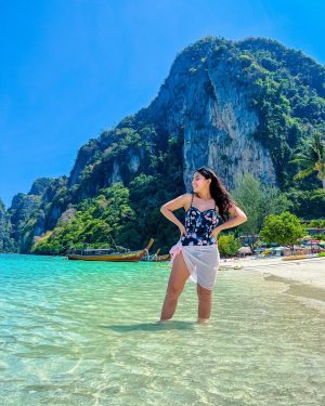 Sameeksha Sud Instagram - My dil goes bluuuuu… 💙

#mayabay #phiphiisland #thailand #krabi #tourist 

Outfit @merakilifestudio
