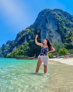 Sameeksha Sud Instagram - My dil goes bluuuuu… 💙

#mayabay #phiphiisland #thailand #krabi #tourist 

Outfit @merakilifestudio
