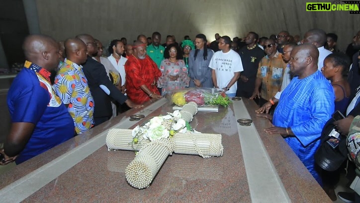 Samuel Eto'o Instagram - En ce jour béni, la délégation camerounaise et moi même, sommes arrivés en terre ivoirienne. Avant de prendre nos quartiers ici chez moi, chez nous , sur le sol de la belle famille, nous sommes allés préalablement rendre un hommage symbolique au premier président de la Côte d’Ivoire , le président Félix Houphouet-Boigny. Nous avons eu le privilège d’être reçus par sa majesté Nanan Kouassi Ngoh 3, Chef Canton des Akouai , de la Famille Houphouët - Boigny. Journée riche, car l’ambassadrice du Cameroun en Côte d’Ivoire, son excellence Marie Yvette Koloko épouse Assene Nkou nous a gratifié d’une chaleureuse audience. Pour cet accueil privilégié, nous disons notre infinie gratitude à nos deux hôtes : notre impressionnante ambassadrice, et sa majesté Nanan Kouassi Ngogang 3. Simplement : MERCI. Samuel Eto’o🇨🇲🇨🇲🇨🇲🇨🇮🙏🏿 @caf_online__