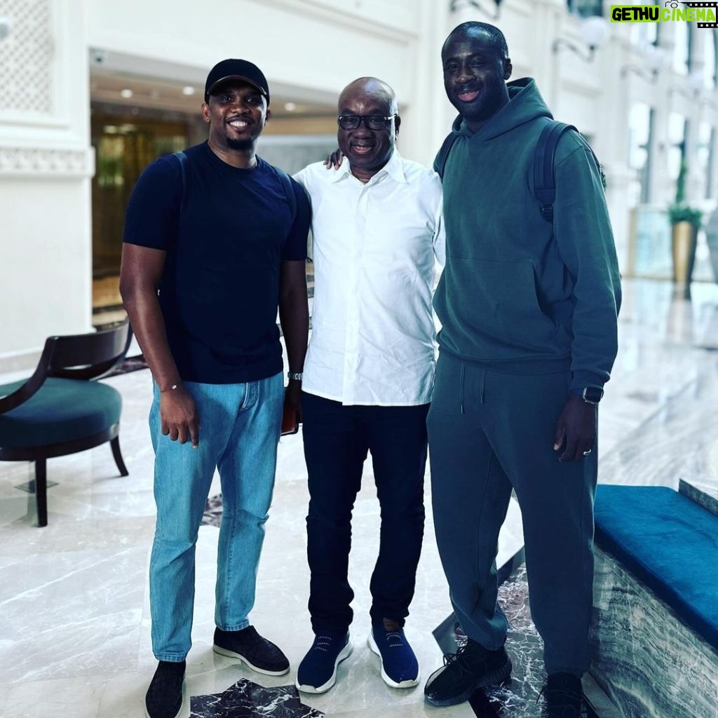 Samuel Eto'o Instagram - Huit (8️⃣) ballons d’or sur une seule photo👏🏿👏🏿👏🏿mon jeune frère @realtoureyaya quel plaisir de te revoir Coach👏🏿👏🏿👏🏿👏🏿❤️ Mr le président @dialloyacineidriss Cher aîné visionnaire ✅✅✅✅✅✅🇨🇮