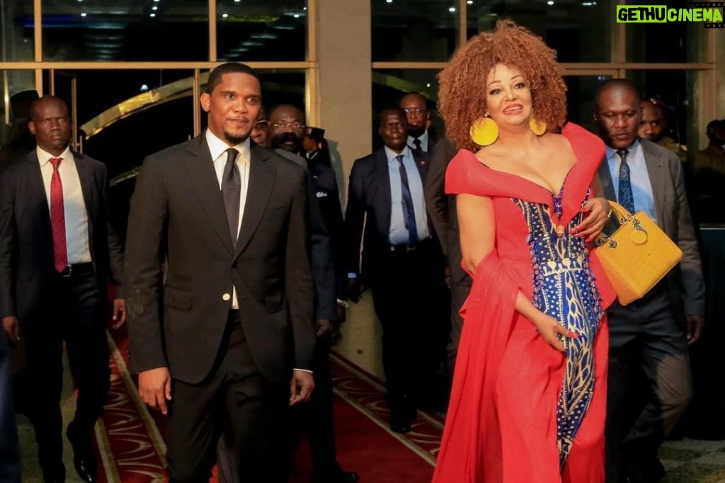 Samuel Eto'o Instagram - Ballon d’or camerounais 2023 🇨🇲 MERCI Maman❤️ @francisngannou 🙏🏿🙏🏿🙏🏿🙏🏿🙏🏿🙏🏿🇨🇲 What a spectacular night celebrating our country’s greatest football talent at the second edition of Ballon d’Or Cameroon. Congratulations to all the winners for their exceptional achievements during this football season and a special thank you to the First Lady of Cameroon for attending this event. Here’s to a record-breaking 2024 ⚽️⚡️@fecafootofficiel