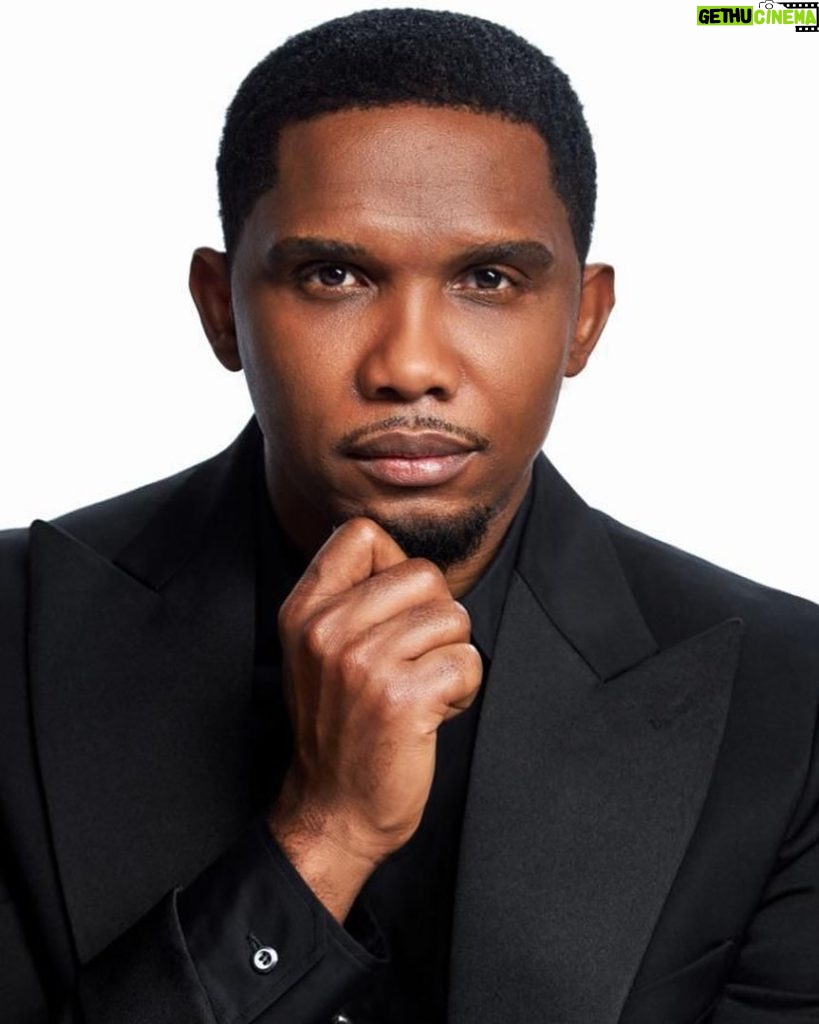 Samuel Eto'o Instagram - N’AYEZ PAS PEUR Je m’appelle Samuel Eto’o Fils. Je suis Camerounais d’ici, d’ailleurs, de chaque millimètre du « Continent ». La sève de toutes nos identités coule dans mes veines. J’ai même été élevé à la dignité d’« African soldier » par Nelson Mandela. Paix et sérénité à ceux qui me soutiennent dans mon projet visant à redonner au football camerounais toute sa grandeur. Nous subissons la violence de l’adversité mais gardons-nous d’y céder. Nous trébucherons devant les obstacles mais nous continuerons d’avancer. S’il nous arrive de tomber, Dieu nous donnera la force de nous relever pour repartir de l’avant. Nos intentions sont nobles, notre force est notre foi en un avenir meilleur pour nos jeunes footballeurs. Nous y arriverons avec l’aide des camerounais de Mokolo à Yabassi, de Foumban à Tongolo, d’Akonolinga à Bamougoum en passant par Bokito, et même par Pitoa. Force et courage à vous, mes amis. May God bless all of you. Merci. Do not be afraid. My name is Samuel Eto'o Fils. I am Cameroonian from here, from elsewhere, from every millimeter of the 'Continent.' The sap of all our identities flows in my veins. I have even been raised to the dignity of an 'African soldier' by Nelson Mandela. Peace and serenity to those who support me in my project to restore all the greatness to Cameroonian football. We endure the violence of adversity, but let's not give in to it. We will stumble in front of obstacles, but we will keep moving forward. If we happen to fall, God will give us the strength to rise and move forward. Our intentions are noble, our strength is our faith in a better future for our young footballers. We will achieve this with the help of Cameroonians from Mokolo to Yabassi, from Foumban to Tongolo, from Akonolinga to Bamougoum, passing through Bokito, and even through Pitoa. Strength and courage to you, my friends. May God bless all of you. Thank you.🙏🏿🇨🇲🇨🇲🇨🇲🇨🇲