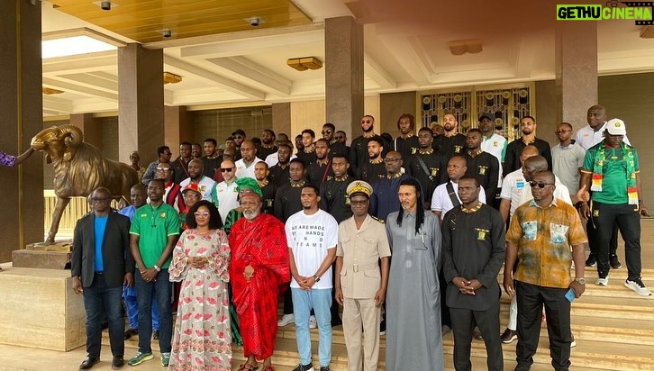 Samuel Eto'o Instagram - En ce jour béni, la délégation camerounaise et moi même, sommes arrivés en terre ivoirienne. Avant de prendre nos quartiers ici chez moi, chez nous , sur le sol de la belle famille, nous sommes allés préalablement rendre un hommage symbolique au premier président de la Côte d’Ivoire , le président Félix Houphouet-Boigny. Nous avons eu le privilège d’être reçus par sa majesté Nanan Kouassi Ngoh 3, Chef Canton des Akouai , de la Famille Houphouët - Boigny. Journée riche, car l’ambassadrice du Cameroun en Côte d’Ivoire, son excellence Marie Yvette Koloko épouse Assene Nkou nous a gratifié d’une chaleureuse audience. Pour cet accueil privilégié, nous disons notre infinie gratitude à nos deux hôtes : notre impressionnante ambassadrice, et sa majesté Nanan Kouassi Ngogang 3. Simplement : MERCI. Samuel Eto’o🇨🇲🇨🇲🇨🇲🇨🇮🙏🏿 @caf_online__