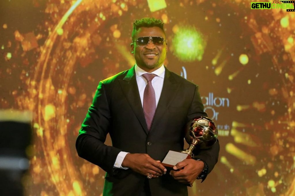 Samuel Eto'o Instagram - Ballon d’or camerounais 2023 🇨🇲 MERCI Maman❤️ @francisngannou 🙏🏿🙏🏿🙏🏿🙏🏿🙏🏿🙏🏿🇨🇲 What a spectacular night celebrating our country’s greatest football talent at the second edition of Ballon d’Or Cameroon. Congratulations to all the winners for their exceptional achievements during this football season and a special thank you to the First Lady of Cameroon for attending this event. Here’s to a record-breaking 2024 ⚽️⚡️@fecafootofficiel