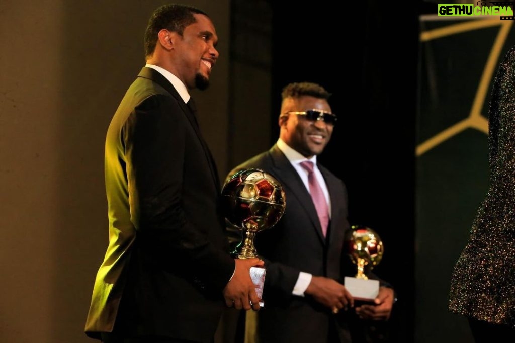 Samuel Eto'o Instagram - Ballon d’or camerounais 2023 🇨🇲 MERCI Maman❤️ @francisngannou 🙏🏿🙏🏿🙏🏿🙏🏿🙏🏿🙏🏿🇨🇲 What a spectacular night celebrating our country’s greatest football talent at the second edition of Ballon d’Or Cameroon. Congratulations to all the winners for their exceptional achievements during this football season and a special thank you to the First Lady of Cameroon for attending this event. Here’s to a record-breaking 2024 ⚽️⚡️@fecafootofficiel