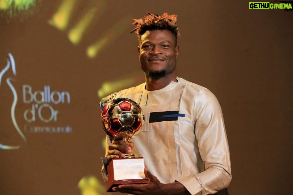 Samuel Eto'o Instagram - Ballon d’or camerounais 2023 🇨🇲 MERCI Maman❤️ @francisngannou 🙏🏿🙏🏿🙏🏿🙏🏿🙏🏿🙏🏿🇨🇲 What a spectacular night celebrating our country’s greatest football talent at the second edition of Ballon d’Or Cameroon. Congratulations to all the winners for their exceptional achievements during this football season and a special thank you to the First Lady of Cameroon for attending this event. Here’s to a record-breaking 2024 ⚽️⚡️@fecafootofficiel