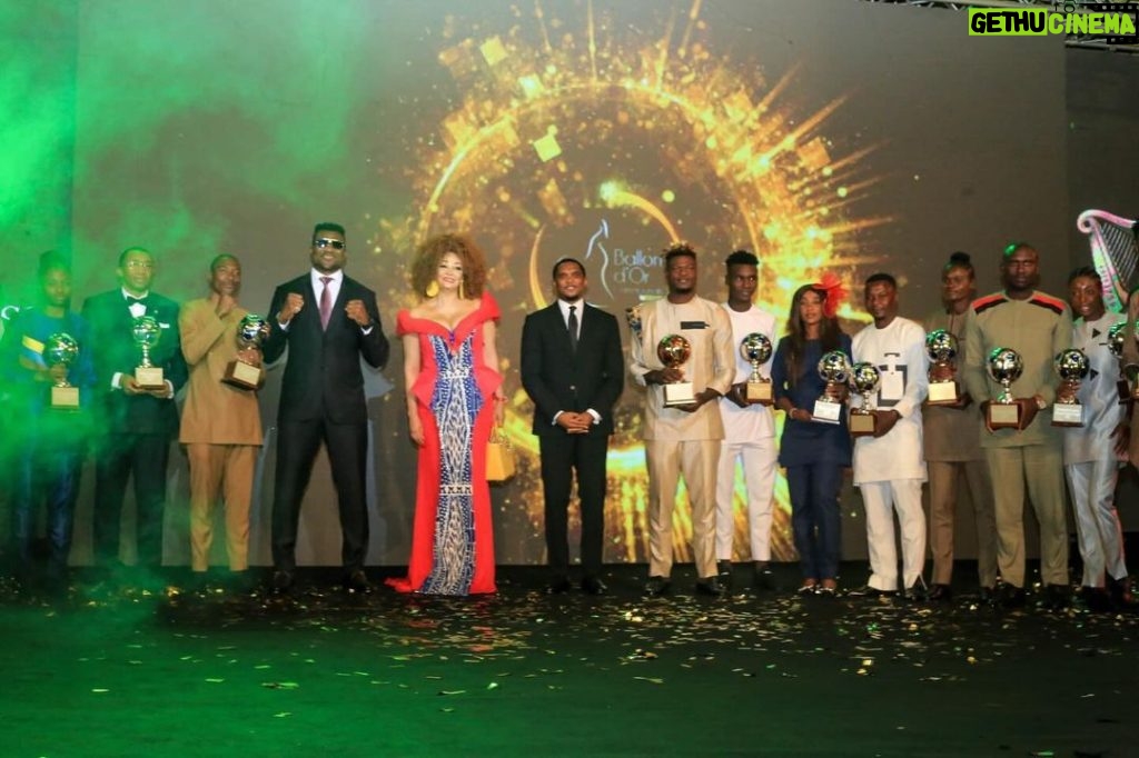 Samuel Eto'o Instagram - Ballon d’or camerounais 2023 🇨🇲 MERCI Maman❤️ @francisngannou 🙏🏿🙏🏿🙏🏿🙏🏿🙏🏿🙏🏿🇨🇲 What a spectacular night celebrating our country’s greatest football talent at the second edition of Ballon d’Or Cameroon. Congratulations to all the winners for their exceptional achievements during this football season and a special thank you to the First Lady of Cameroon for attending this event. Here’s to a record-breaking 2024 ⚽️⚡️@fecafootofficiel