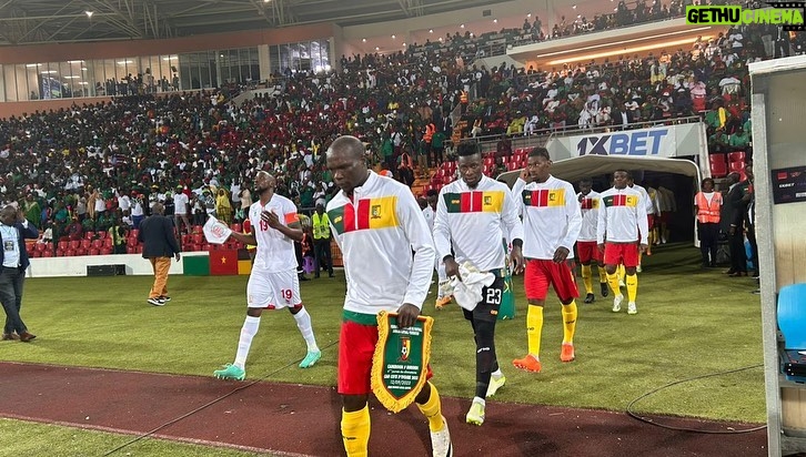 Samuel Eto'o Instagram - Au douzième joueur de Garoua, et aux trente millions de supporters des Lions indomptables : OUSSOKO! Les lions indomptables viennent de décrocher malgré la pression d’un match décisif, leur qualification pour la coupe d’Afrique des Nations en terre ivoirienne. Au capitaine Vincent Aboubacar et à toute son équipe qui ont tout donné pour nous offrir cette victoire éclatante; MERCI. J’adresse surtout mon infinie gratitude au public du septentrion , aux trente millions de supporters camerounais des dix régions du Cameroun, qui ont su par leur soutien sincère, insuffler une dynamique gagnante à notre équipe nationale . A vous tous, supporters qui avez fait le déplacement de Garoua, aux populations de Garoua qui ont fait de notre choix de Garoua comme ville de cette rencontre, un pari gagnant , que vous dire ? OUSSOKO! OUSSOKO! OUSSOKO ! 🇨🇲🇨🇲🇨🇲🇨🇲🇨🇲❤️❤️❤️❤️❤️ @fecafootofficiel