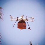 Samy Dana Instagram - Que tal pedir uma feijoada entregue por um drone? O Ifood vai iniciar na próxima quarta-feira (15) sua primeira rota experimental de entregas por drone no Brasil. A operação terá entregas intermunicipais com voos entre Aracaju e Barra dos Coqueiros (SE). Essa é a segunda etapa do projeto para o uso de drones para delivery no país pela empresa; os primeiros testes foram realizados em Campinas (SP), em 2020, mas apenas com entregas pontuais. Em Sergipe, o delivery por drones funcionará de 11h até 17h, de quarta a domingo. A empresa diz que recebeu autorização da Agência Nacional de Aviação Civil (Anac) para o uso da rota, ainda em formato de experimentação.