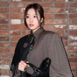 Sana Minatozaki Instagram – 내가 요즘 좋아하는 버건디+브라운🧱🤎

@prada #PradaFW24