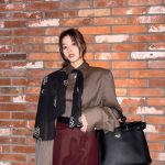 Sana Minatozaki Instagram – 내가 요즘 좋아하는 버건디+브라운🧱🤎

@prada #PradaFW24