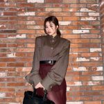 Sana Minatozaki Instagram – 내가 요즘 좋아하는 버건디+브라운🧱🤎

@prada #PradaFW24