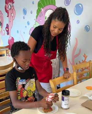 Sanaa Lathan Instagram - Happy Thanksgiving, my Loves. Had the best morning ever w/ @luvelisaperry & @morereginahall visiting & baking cookies for the kids of the #RonaldMcDonaldHouse Wishing you all so much laughter, bomb ass food and wonderful family time this weekend ❤️