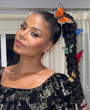 Sanaa Lathan Instagram - Festive glam on my way to @thelamission @thealist.us fundraiser celebration hosted by my girl @morereginahall with my brother @djtendajilathan on the ones and two’s. So much fun and for a great cause ❤️ 
Glam: @kimblehaircare & @saishabeecham 
Style: @bleuclothing 🦋