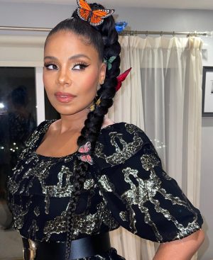 Sanaa Lathan Instagram - Festive glam on my way to @thelamission @thealist.us fundraiser celebration hosted by my girl @morereginahall with my brother @djtendajilathan on the ones and two’s. So much fun and for a great cause ❤️ 
Glam: @kimblehaircare & @saishabeecham 
Style: @bleuclothing 🦋