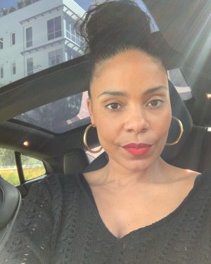 Sanaa Lathan Instagram - Gold hoops. Red lip. On my way. 💋