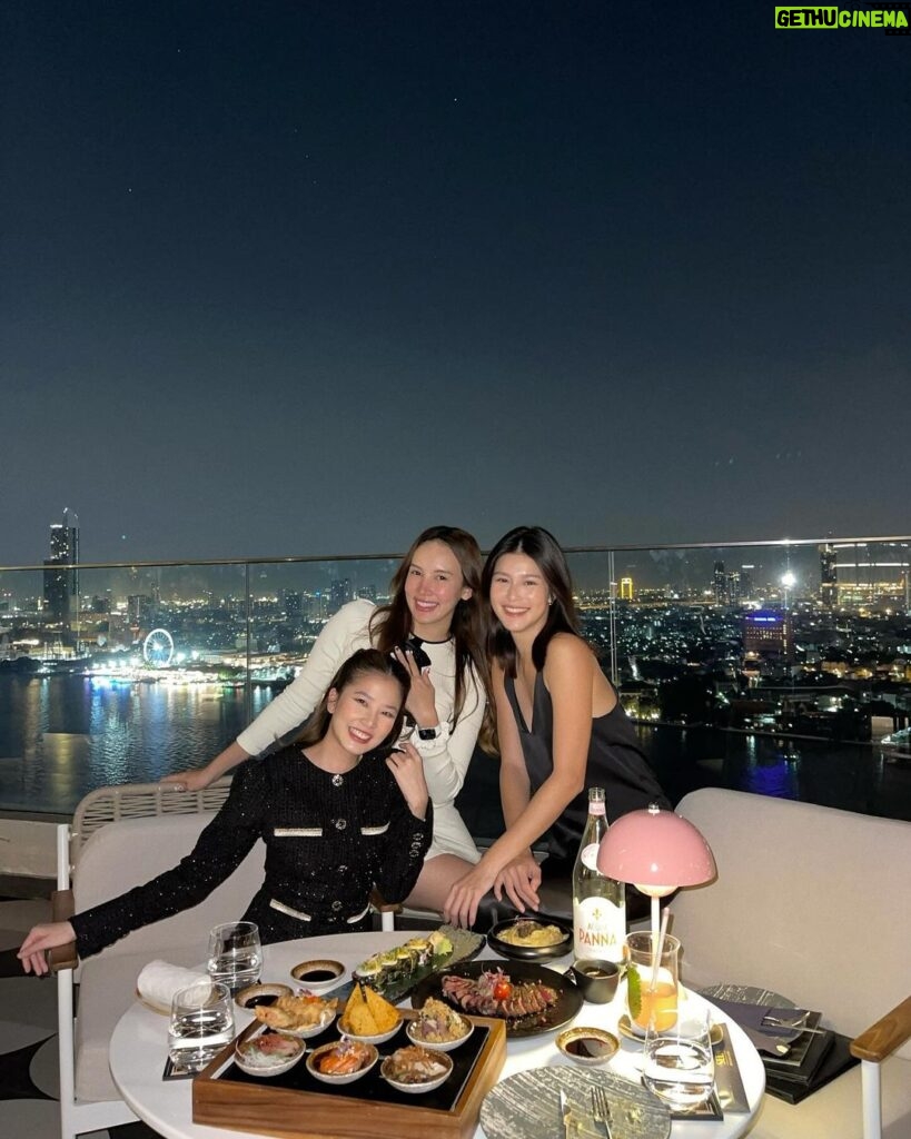 Sananthachat Thanapatpisal Instagram - We spent a happy 6 hours here ! ☁️💕 . #SinandBeSEEN #SEENinBangkok #AvaniRiversideBangkok #fonxtable Seen Restaurant & Bar Bangkok