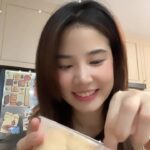 Sananthachat Thanapatpisal Instagram - เปิดตู้เย็นกินขนมกัน อิอิ เอแคลร์ไส้ครีมแบบแน่นๆ หวานกำลังดี กินแบบหมดกระปุกได้เลยยยย ส่วนบราวนี่ก็เริ่ดมากค่า เข้มข้น ฝนเอาไปจุ่มนมกิน ฟินมากกก 🥰 เยียวยาใจคนอ่านหนังสือแล้วต้องการความหวานสุดๆๆ 💖💖 . 🍫🍪🍩🧁 สั่งเบยยยย @waansbakery